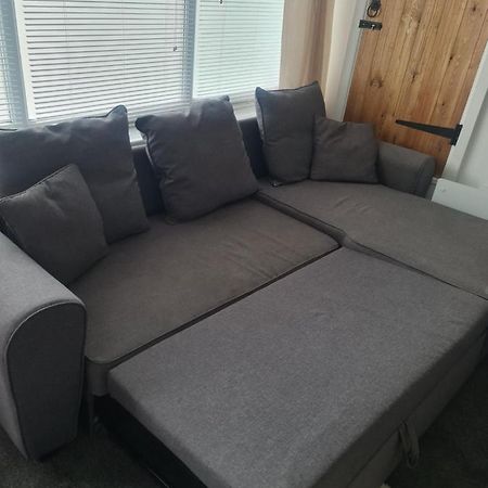 Beautiful Studio Apartment Milford Haven Exterior foto
